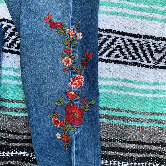 🌺Embroidered Mossimo Hi-Rise Jeggings🌺 - Picture 4 of 6